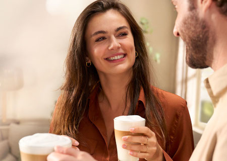 Nyt den aromatiske smaken av nytraktet kaffe