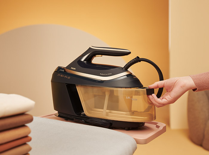 Stor, avtakbar vannbeholder gir enkel p&aring;fylling