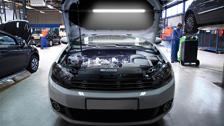 Bil som blir reparert p&aring; verksted