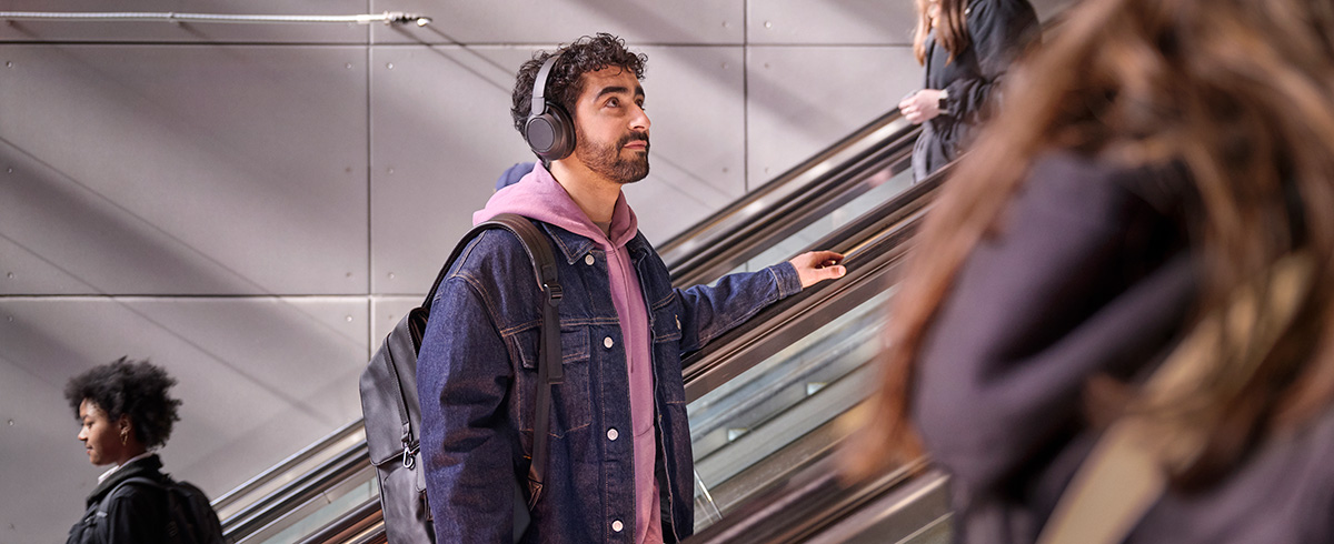 Mann som bruker Philips st&oslash;yreduserende hodetelefoner