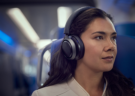 Kvinne nyter Noise Cancelling Pro+ med Philips L4-hodetelefoner
