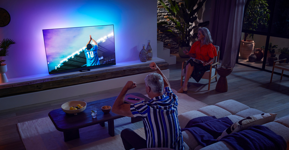 Familien ser p&aring; kamp med OLED-TV