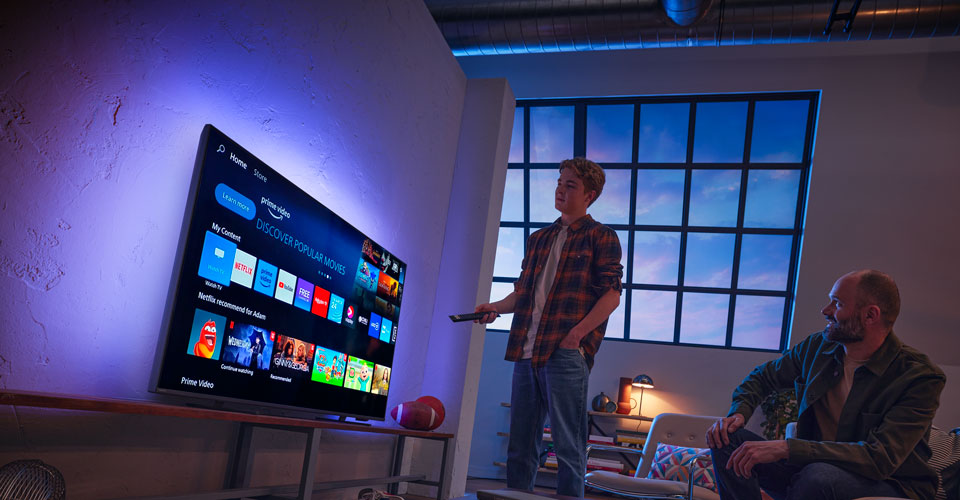 To menn samhandler med et Titan OS