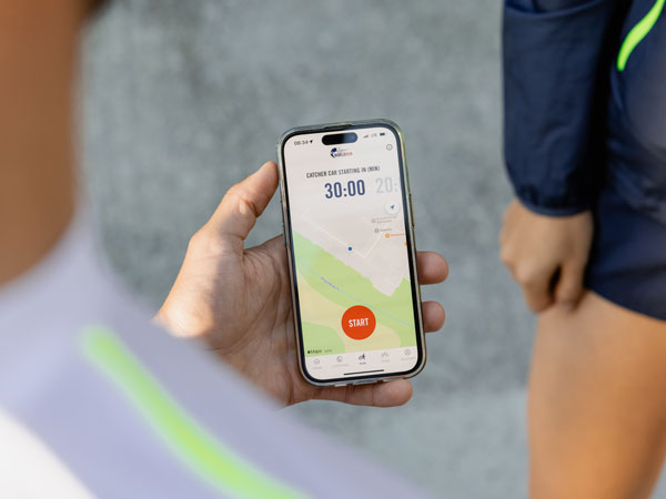 En deltaker i l&oslash;pet sjekker telefonen sin og venter p&aring; at l&oslash;pet skal starte.
