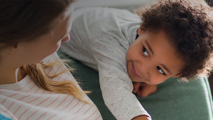 Rengj&oslash;ring av stoffsofa