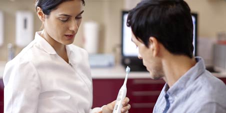 Rengj&oslash;ring av tenner med tannregulering