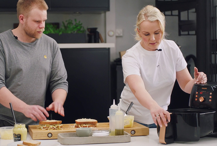 Ostesm&oslash;rbr&oslash;d i Philips Airfryer med Guro Tvedten