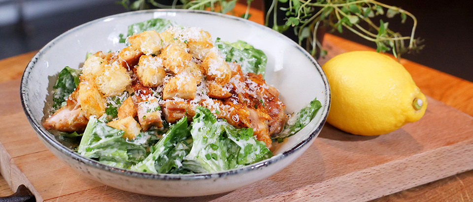 Caesarsalat med spr&oslash; kylling