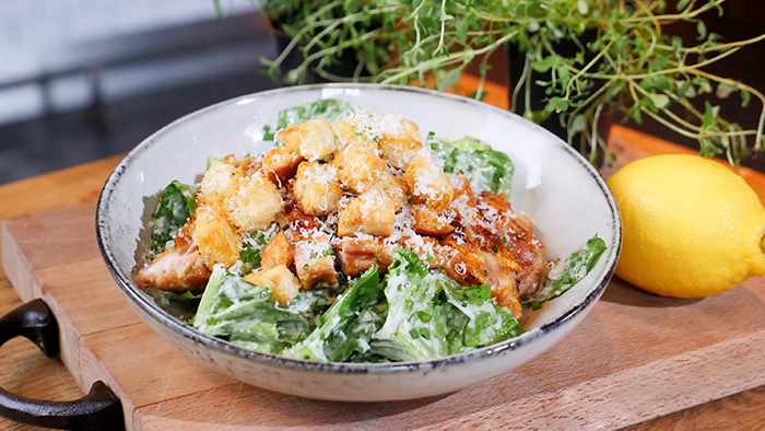 Caesarsalat med spr&oslash; kylling