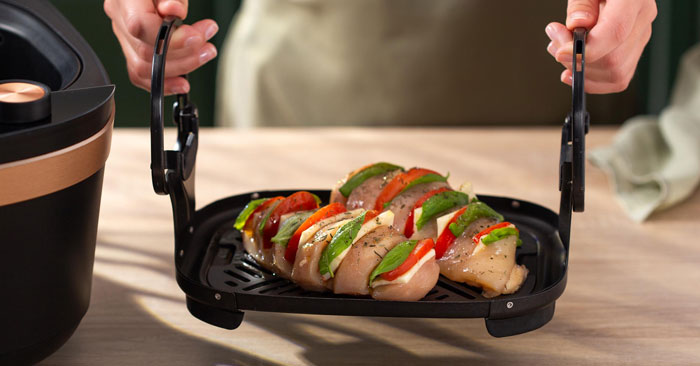 Legg de fylte kyllingbrystene p&aring; bunnbrettet.