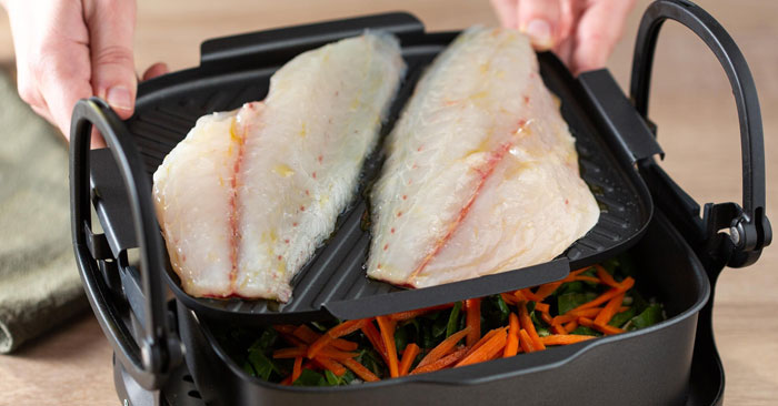 Legg dem p&aring; det andre laget. Fest det andre laget til bunnbrettet med gryten p&aring;.​