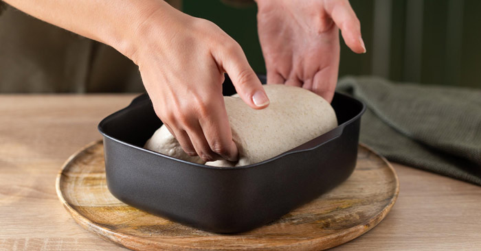 Dekk den til og la den st&aring; p&aring; et varmt sted i 20 minutter.