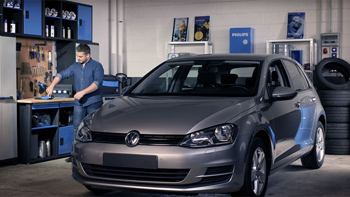 Slik skifter du frontlysp&aelig;rene p&aring; Volkswagen Golf VII