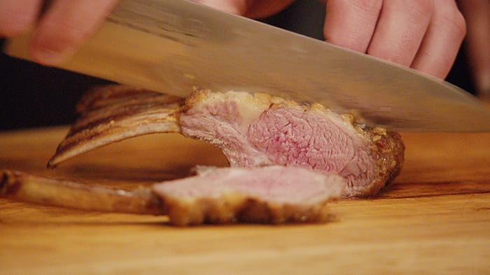 Lammecarr&egrave; med rotgr&oslash;nnsaker og urtesm&oslash;r