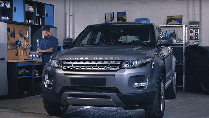 Slik skifter du frontlysp&aelig;rene p&aring; Range Rover Evoque